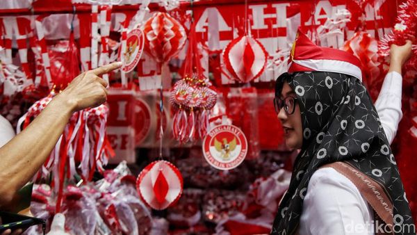 Jelang 17 Agustus, Pernak-pernik HUT RI Masih Dicari