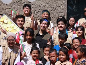 Jerhemy Owen Inisiasi Kegiatan Interaktif Bersama Anak-anak di Bantar Gebang Jerhemy Owen Inisiasi Kegiatan Interaktif Bersama Anak-anak di Bantar Gebang