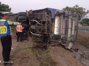 Bus Pariwisata PHD Trans Terguling di Tol Jombang, 1 Orang Tewas