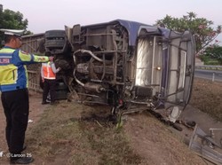 Bus Pariwisata PHD Trans Terguling di Tol Jombang, 1 Orang Tewas