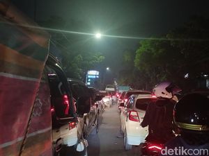 Ratusan Kendaraan Terjebak Macet di Jalan Letda Sudjono Medan Ratusan Kendaraan Terjebak Macet di Jalan Letda Sudjono Medan