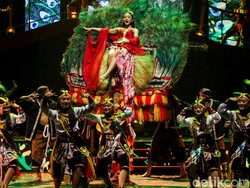 Totalitas Yura Yunita di Pagelaran Sabang Merauke: Gelantungan-Naik Reog