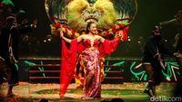 Keren! Yura Yunita Naik Reog di Pagelaran Sabang Merauke