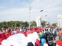 HUT ke-79 RI Ratusan Warga Kota Kediri Kirab Bendera Merah Putih Raksasa