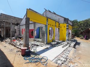 Kandas Ditinggal Nikah, TKW Robohkan Rumah di Pati Dibantu Warga Kandas Ditinggal Nikah, TKW Robohkan Rumah di Pati Dibantu Warga