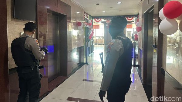 KPK Geledah Kantor Biro Kesra Jatim