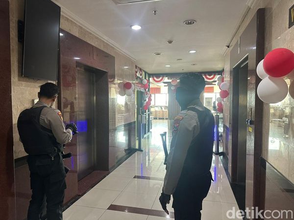 KPK Geledah Kantor Biro Kesra Jatim