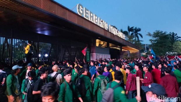 Mahasiswa berdemonstrasi di gerbang belakang gedung DPR/MPR saat digelarnya Sidang Tahunan MPR. Mahasiswa mengkritisi kinerja pemerintahan Presiden Jokowi. (Astrid Meishella/detikcom)