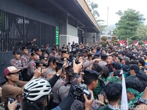 Mahasiswa Demo Saat Sidang Tahunan MPR, Sempat Dorong-dorongan dengan Aparat