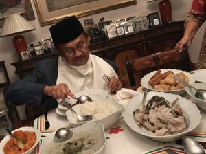 B.J. Habibie Akui Seleranya Unik, Doyan Makanan Asin dan Pahit B.J. Habibie Akui Seleranya Unik, Doyan Makanan Asin dan Pahit