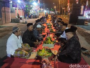 Warga di Sidoarjo Malam Tirakatan dengan 79 Tumpeng-Makanan Sepanjang 1 Km Warga di Sidoarjo Malam Tirakatan dengan 79 Tumpeng-Makanan Sepanjang 1 Km