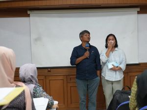 Kisah Orang Tua Almarhum Maba UGM Gantikan Anak Ikut Kuliah Perdana Kisah Orang Tua Almarhum Maba UGM Gantikan Anak Ikut Kuliah Perdana