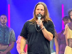 Sosok Max Martin di Balik Lagu Baru Lisa BLACKPINK-Rosalia New Woman Sosok Max Martin di Balik Lagu Baru Lisa BLACKPINK-Rosalia New Woman