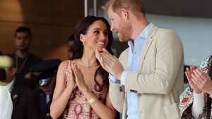 Foto: Gaya Meghan Markle Tur di Kolombia, Pakai Baju Motif Tenun Rp 33 Juta