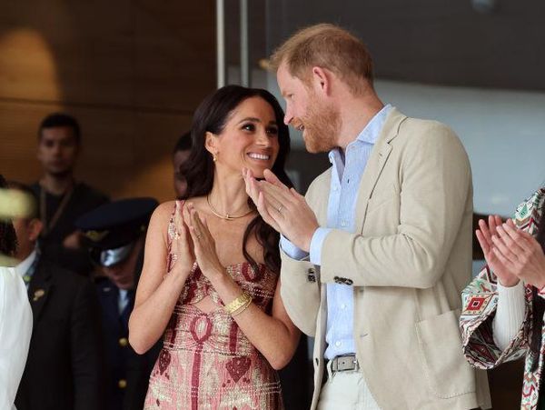 Foto: Gaya Meghan Markle Tur di Kolombia, Pakai Baju Motif Tenun Rp 33 Juta