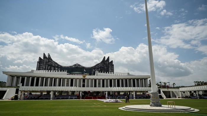 Suasana Istana Negara IKN jelang pelaksanaan upacara HUT kemerdekaan di Ibu Kota Nusantara (IKN), Penajam Paser Utara, Kalimantan Timur, Jumat (16/8/2024). Upacara peringatan HUT ke-79 RI diadakan di dua tempat yaitu di Istana Merdeka, Jakarta, dan di Ibu Kota Nusantara (IKN). ANTARA FOTO/Fauzan/YU