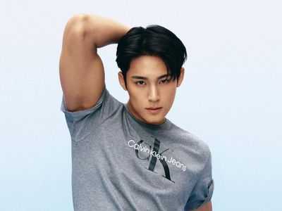 7 Foto Ganteng Mingyu SEVENTEEN Pamer Sixpack, Jadi Model Calvin Klein