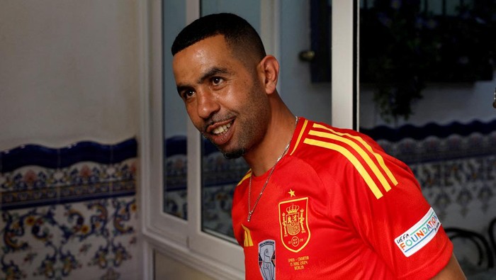 FILE PHOTO: Mounir Nasraoui, father of soccer player Lamine Yamal, smiles in Bar El Cordobes at Rocafonda neighbourhood in Mataro, north of Barcelona, Spain, July 11, 2024. REUTERS/ Albert Gea/File Photo