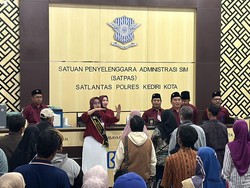 Seru, Pemohon SIM di Kota Kediri Kota Diajak Nyanyi Lagu Kebangsaan