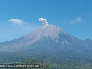 Gunung Semeru 3 Kali Erupsi Pagi Ini, Ketinggian Letusan hingga 700 Meter