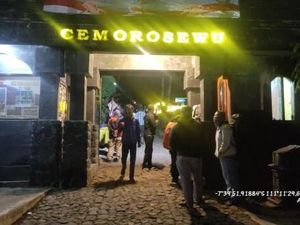 Ratusan Pendaki Naik Puncak Lawu Via Cemoro Sewu untuk Upacara HUT RI Ratusan Pendaki Naik Puncak Lawu Via Cemoro Sewu untuk Upacara HUT RI