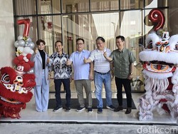 Barongsai Iringi Peresmian Kantor Baru Apartemen Trans Icon Surabaya