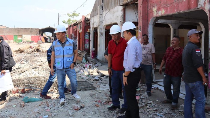 Pj Bupati Cirebon Wahyu Mijaya di saat meninjau proses pembongkaran Pasar Palimanan
