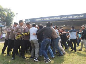 Pengamanan-Skenario Kericuhan Warnai Sispamkota di Polres Mojokerto Pengamanan-Skenario Kericuhan Warnai Sispamkota di Polres Mojokerto