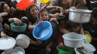 Potret Miris Anak-anak Gaza Terjepit Demi Dapat Makanan