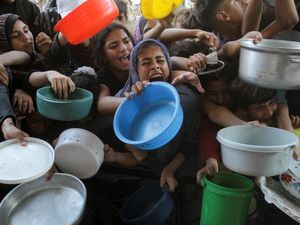 Potret Miris Anak-anak Gaza Terjepit Demi Dapat Makanan