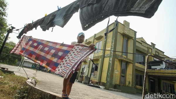 Potret Para Pencari Suaka Bertahan di Gedung Eks Kodim Jakbar