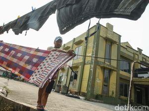 Potret Para Pencari Suaka Bertahan di Gedung Eks Kodim Jakbar