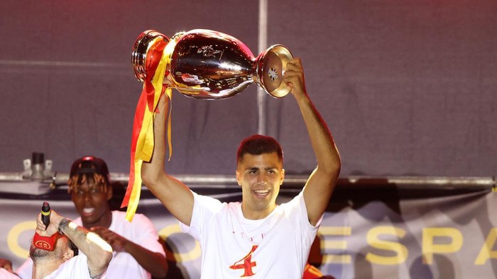 MADRID, SPAIN - JULY 15: Rodri of Spain lifts the UEFA Euro 2024 Henri Delaunay Trophy during the Spain EURO 2024 Trophy Parade on July 15, 2024 in Madrid, Spain. (Photo by Gonzalo Arroyo Moreno/Getty Images)