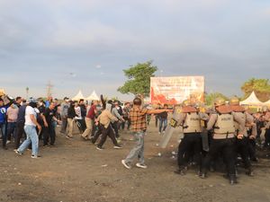 Sispamkota di Probolinggo, Petugas Hadapi Provokator dan Massa Anarkis