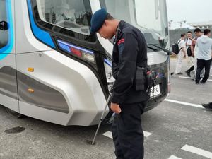 HUT ke-79 RI, Jibom Polda Kaltim Sterilisasi Kereta Otonom Presiden di IKN HUT ke-79 RI, Jibom Polda Kaltim Sterilisasi Kereta Otonom Presiden di IKN