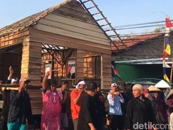 Cerita Tradisi Gotong Rumah Warga Kampung Wates Majalengka