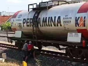 Viral Video 3  Warga di Prabumulih Curi BBM dari Gerbong Tangki