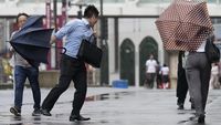 Warga Tokyo Kewalahan Hadapi Topan Ampil