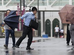 Warga Tokyo Kewalahan Hadapi Topan Ampil Warga Tokyo Kewalahan Hadapi Topan Ampil