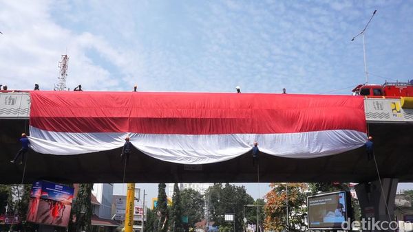 Hormat Warga Bandung untuk Merah Putih Raksasa