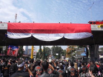 Hormat Warga Bandung untuk Merah Putih Raksasa