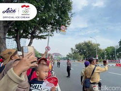 Antusiasme Warga Nonton Detik-detik Proklamasi di Depan Istana Jakarta