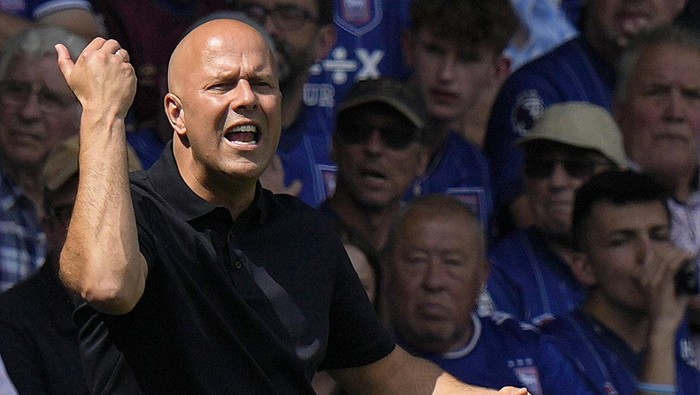 Liverpools manager Arne Slot gestures during the English Premier League soccer match between Ipswich Town and Liverpool at Portman Road stadium in Ipswich, England, Saturday, Aug. 17, 2024. (AP Photo/Alastair Grant)