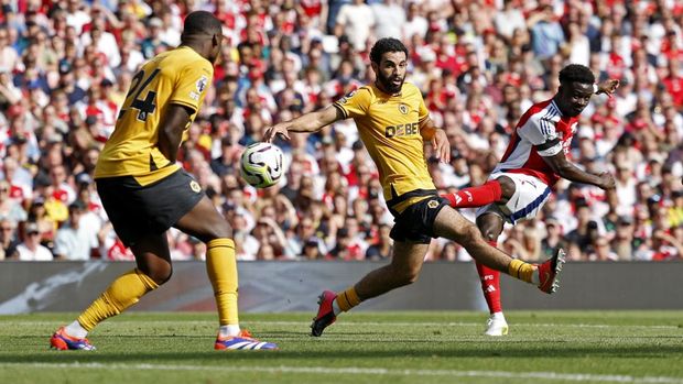 Soccer Football - Premier League - Arsenal v Wolverhampton Wanderers - Emirates Stadium, London, Britain - August 17, 2024 Arsenal's Bukayo Saka scores their second goal Action Images via Reuters/John Sibley EDITORIAL USE ONLY. NO USE WITH UNAUTHORIZED AUDIO, VIDEO, DATA, FIXTURE LISTS, CLUB/LEAGUE LOGOS OR 'LIVE' SERVICES. ONLINE IN-MATCH USE LIMITED TO 120 IMAGES, NO VIDEO EMULATION. NO USE IN BETTING, GAMES OR SINGLE CLUB/LEAGUE/PLAYER PUBLICATIONS. PLEASE CONTACT YOUR ACCOUNT REPRESENTATIVE FOR FURTHER DETAILS..