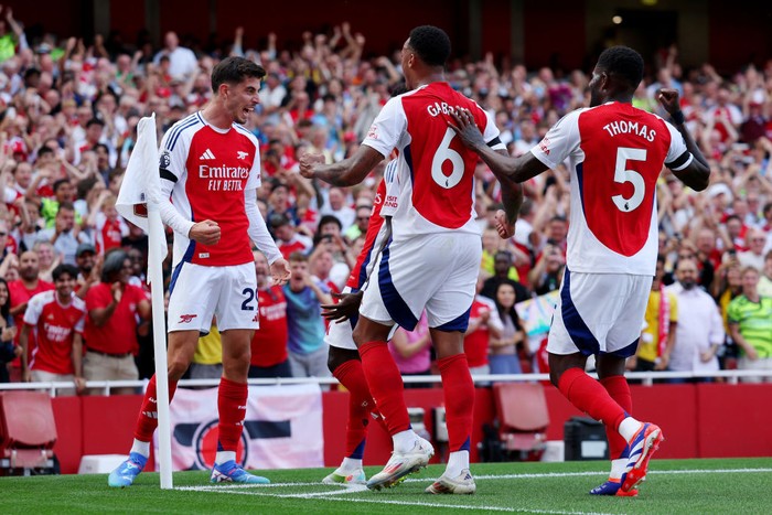 LONDON, ENGLAND - AUGUST 17: Kai Havertz of Arsenal celebrates scoring his teams first goal with teammates Gabriel and Thomas Partey during the Premier League match between Arsenal FC and Wolverhampton Wanderers FC at Emirates Stadium on August 17, 2024 in London, England. (Photo by Eddie Keogh/Getty Images)