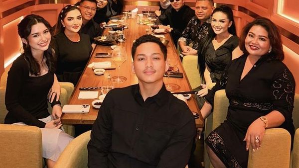 Potret Azriel Hermansyah Saat Makan Bersama Keluarga dan Sarah Menzel