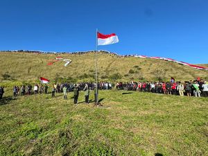 Bendera Merah Putih 1.000 Meter Hiasi Puncak Gunung Penanggungan