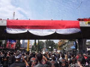 Menghormati Kemerdekaan Lewat Bentangan Bendera Raksasa di Bandung Menghormati Kemerdekaan Lewat Bentangan Bendera Raksasa di Bandung