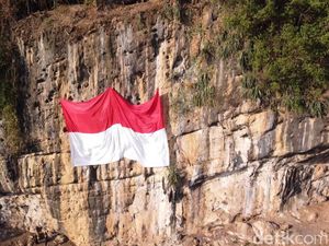 Bendera Raksasa Terbentang di Tebing Trenggalek Saat HUT RI