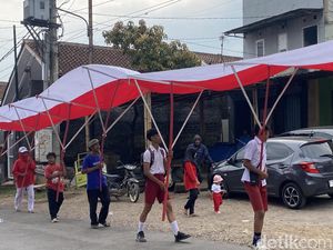 Saat Bendera Merah Putih Sepanjang 79 Meter Berkibar di Sukabumi Saat Bendera Merah Putih Sepanjang 79 Meter Berkibar di Sukabumi